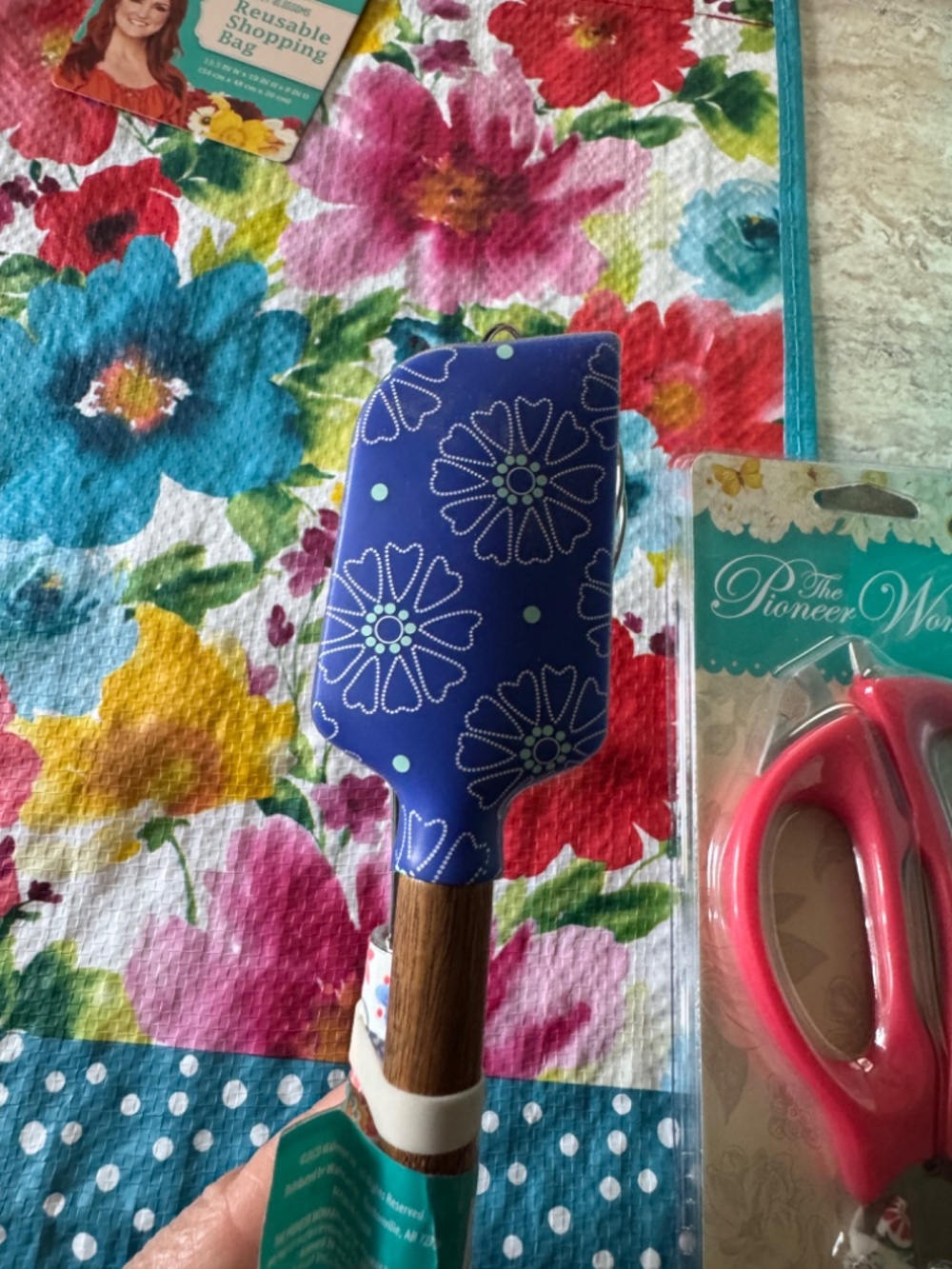 The Pioneer Woman Mazie Collection Bundle | New Kitchen Gift Set - Picture 6 of 11